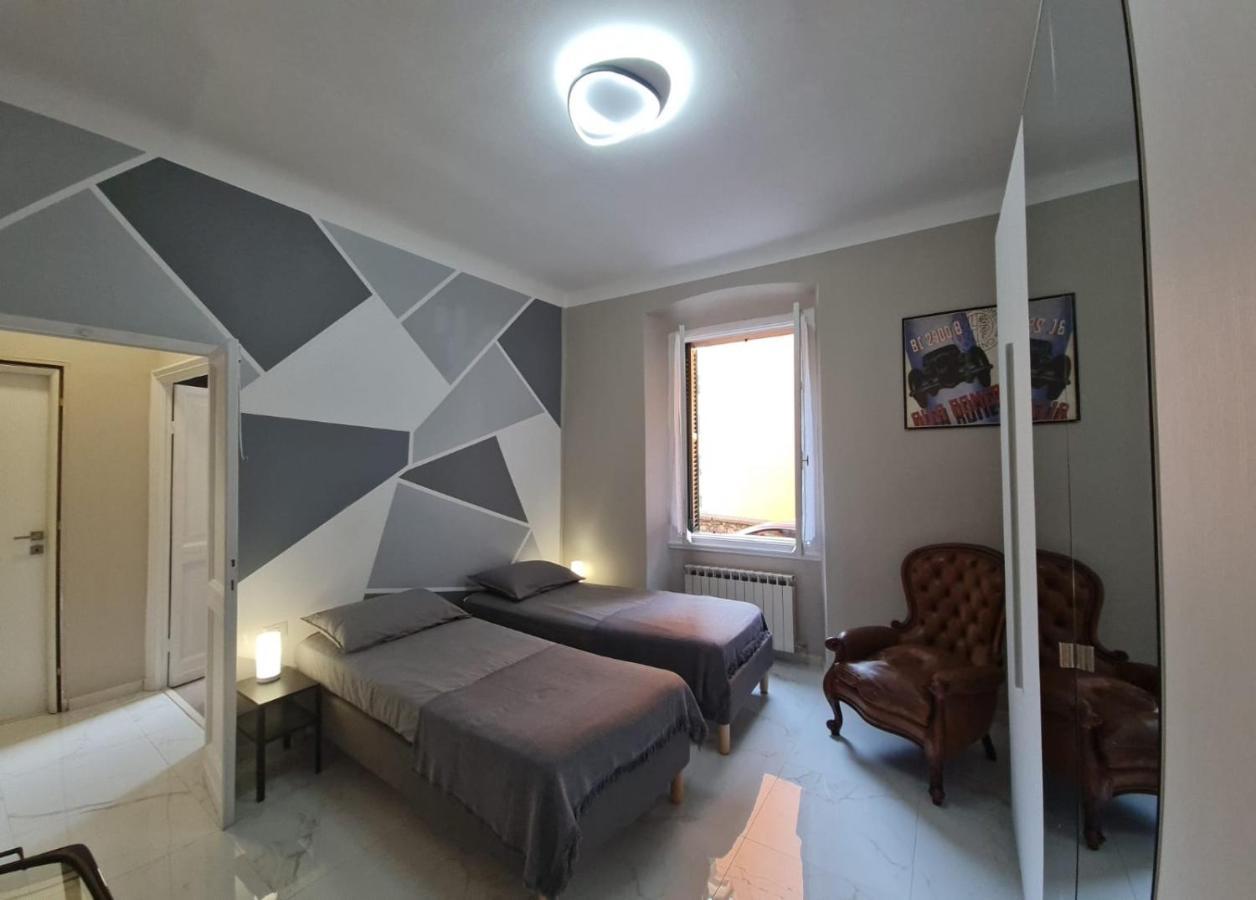 Ampio Con 2 Posti Auto E Cortile Apartment Genoa