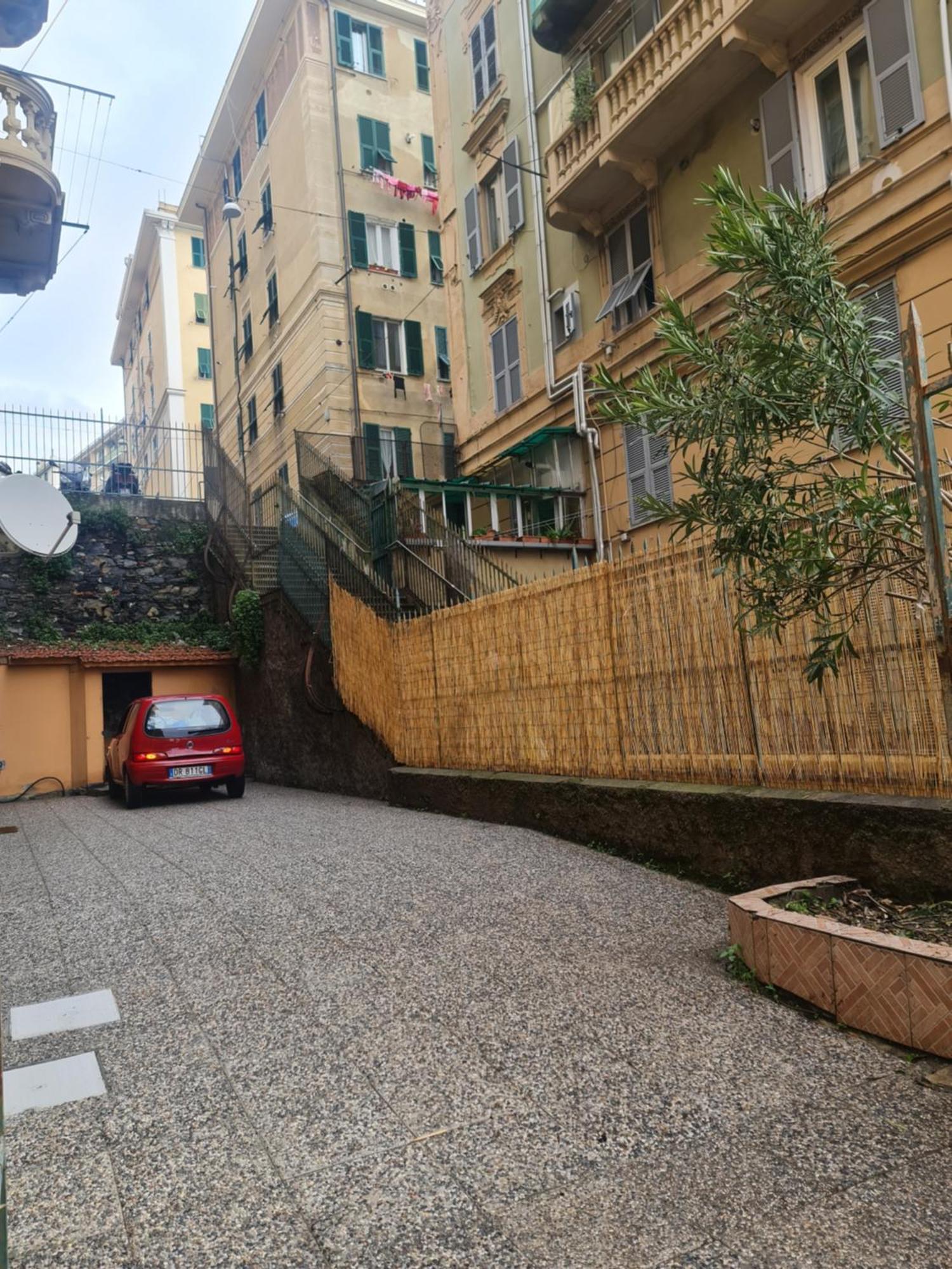 Ampio Con 2 Posti Auto E Cortile Apartment
