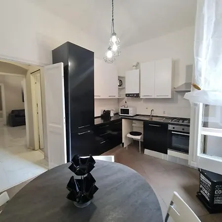 Ampio Appartamento Con 2 Posti Auto E Cortile Genoa Exterior photo