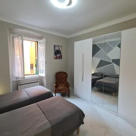 Ampio Appartamento Con 2 Posti Auto E Cortile Genoa Exterior photo